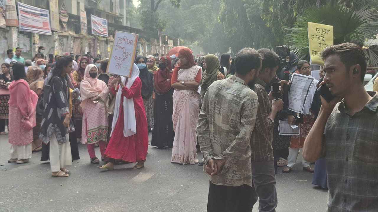 ইডেনে সহশিক্ষা কার্যক্রম চালুর প্রতিবাদে মানববন্ধন, পাঁচ দাবি