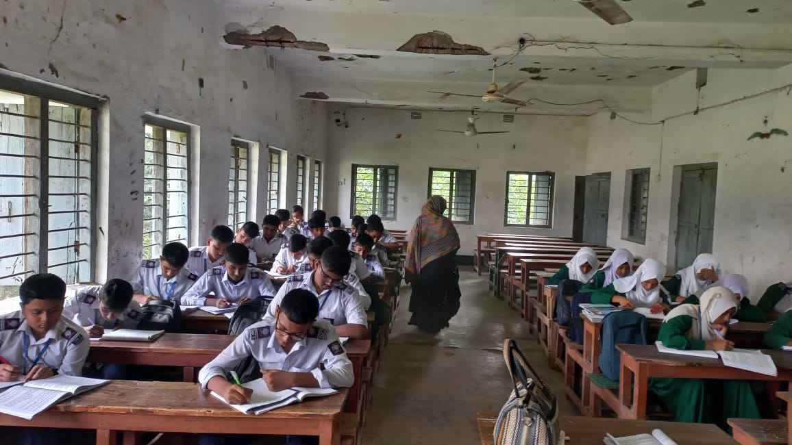 ঝিকরগাছায় ঝুঁকিপূর্ণ ভবনে পাঠদান, আতঙ্কে শিক্ষার্থীরা