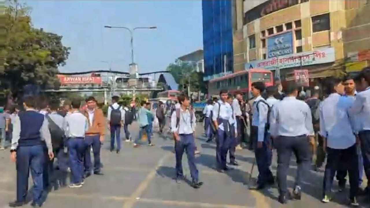 ছাত্রদলের সংঘর্ষে শিক্ষার্থী নিহত, ফার্মগেটে সড়ক অবরোধ সহপাঠীদের