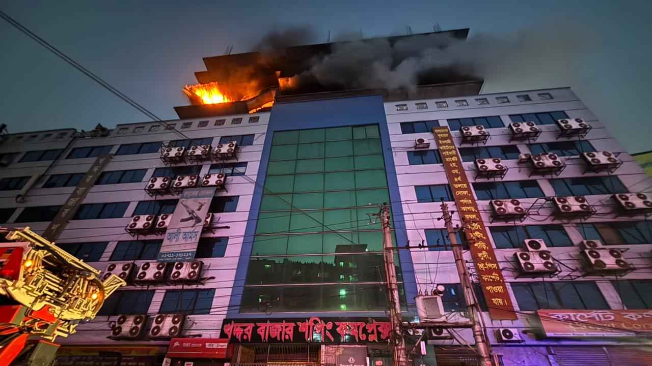 গুলিস্তানে খদ্দর মার্কেটে আগুন  