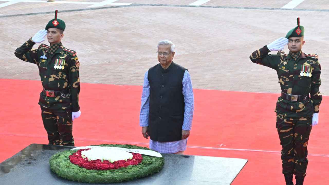 শহীদ বুদ্ধিজীবী স্মৃতিসৌধে শ্রদ্ধা জানালেন প্রধান উপদেষ্টা