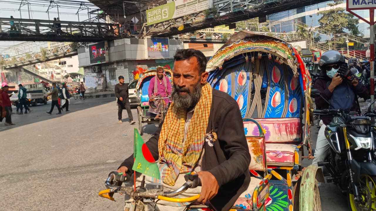 বিজয় দিবসেও ছুটি নেই শ্রমের চাকার