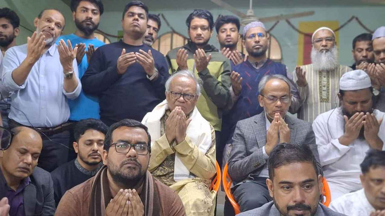 বড় প্রলোভনেও খালেদা জিয়া দেশ ছেড়ে যাননি: রিজভী