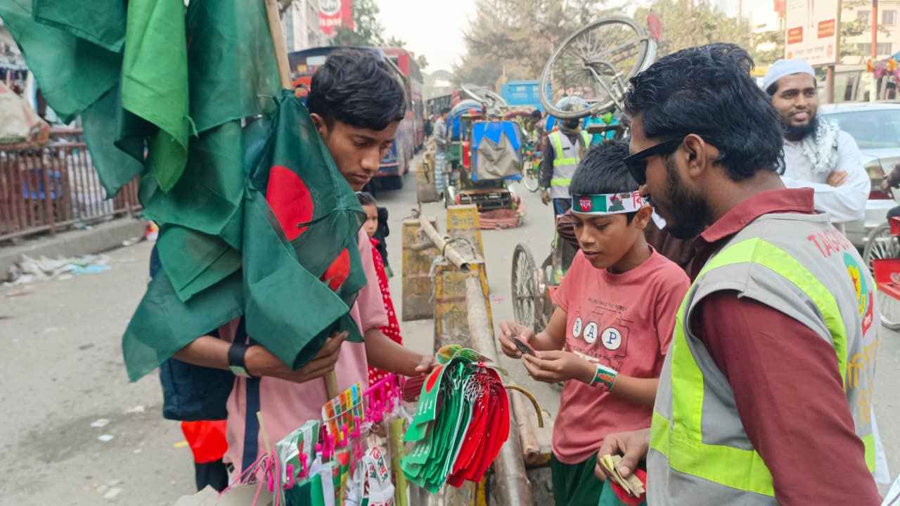 যে পতাকা গর্বের, সেটাই কারও জীবিকার উৎস