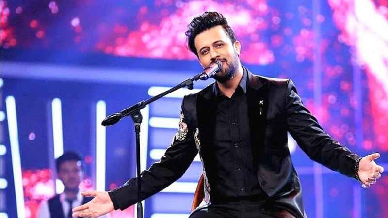 আতিফ আসলাম ঢাকায়, কনসার্ট করে বেড়াচ্ছেন ‘গোপনে’