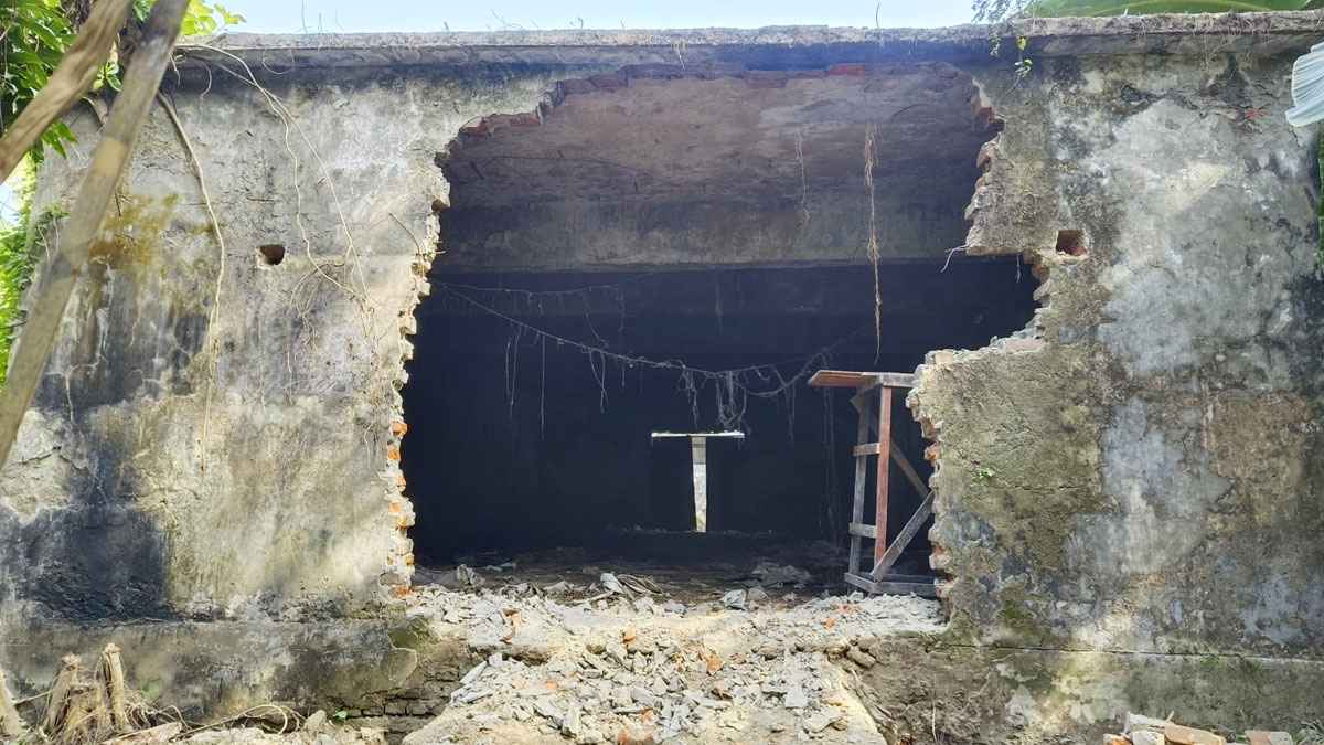 বরগুনায় পরিত্যক্ত ভবনের ইট চুরির সময় ট্রলিসহ ৪ জন আটক