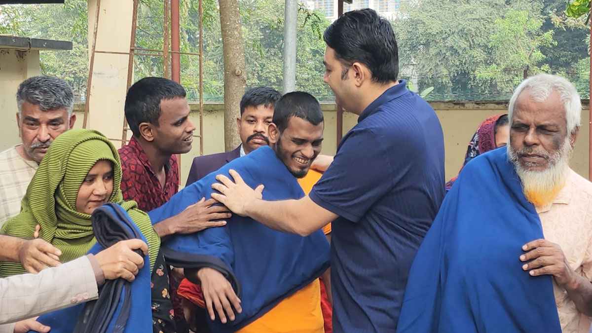 এবার অন্ধ শিল্পী হেলালের পরিবারের পাশে দাঁড়ালো প্রশাসন