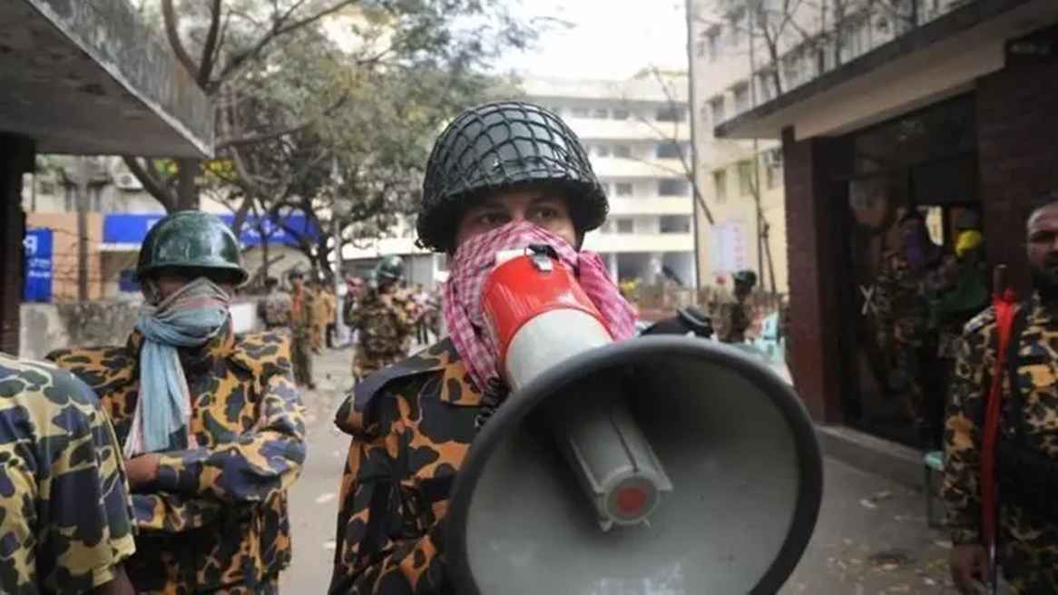 ‘ভিন্ন পোশাকের’ সৈনিক আসে পিলখানায়, হিন্দি-ইংরেজিতে গুলির নির্দেশ দেন