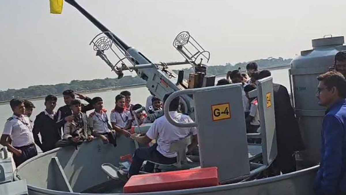 পটুয়াখালীতে দর্শনার্থীদের জন্য উন্মুক্ত নৌবাহিনীর যুদ্ধজাহাজ