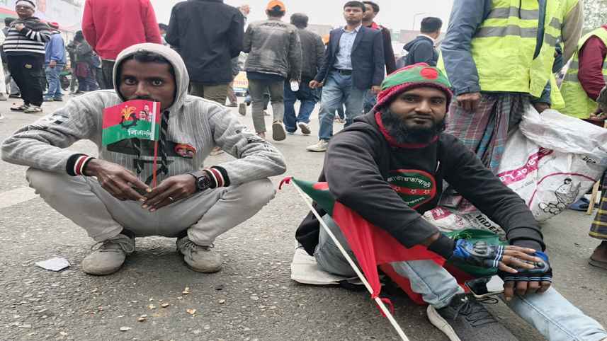 তারেক রহমানকে একনজর দেখতে পায়ে হেঁটে সমাবেশস্থলে দুই যুবক