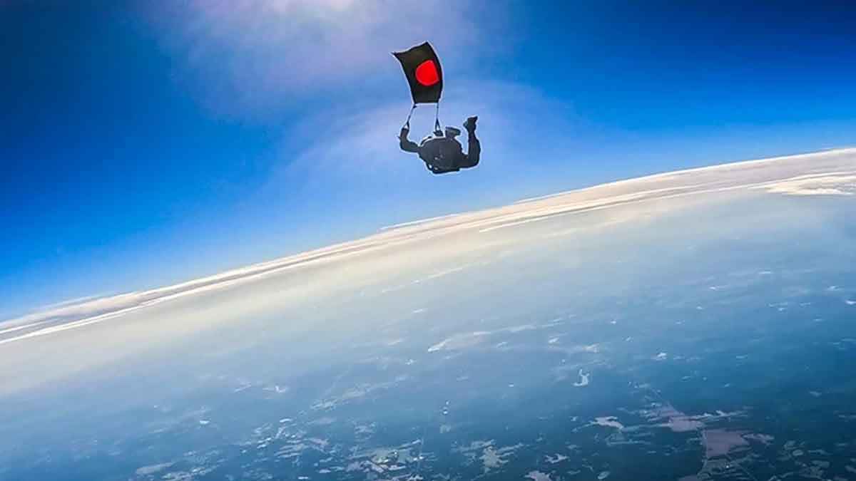 বিজয় দিবসে পতাকা হাতে প্যারাস্যুটিং করে বিশ্ব রেকর্ড গড়ার প্রত্যয়