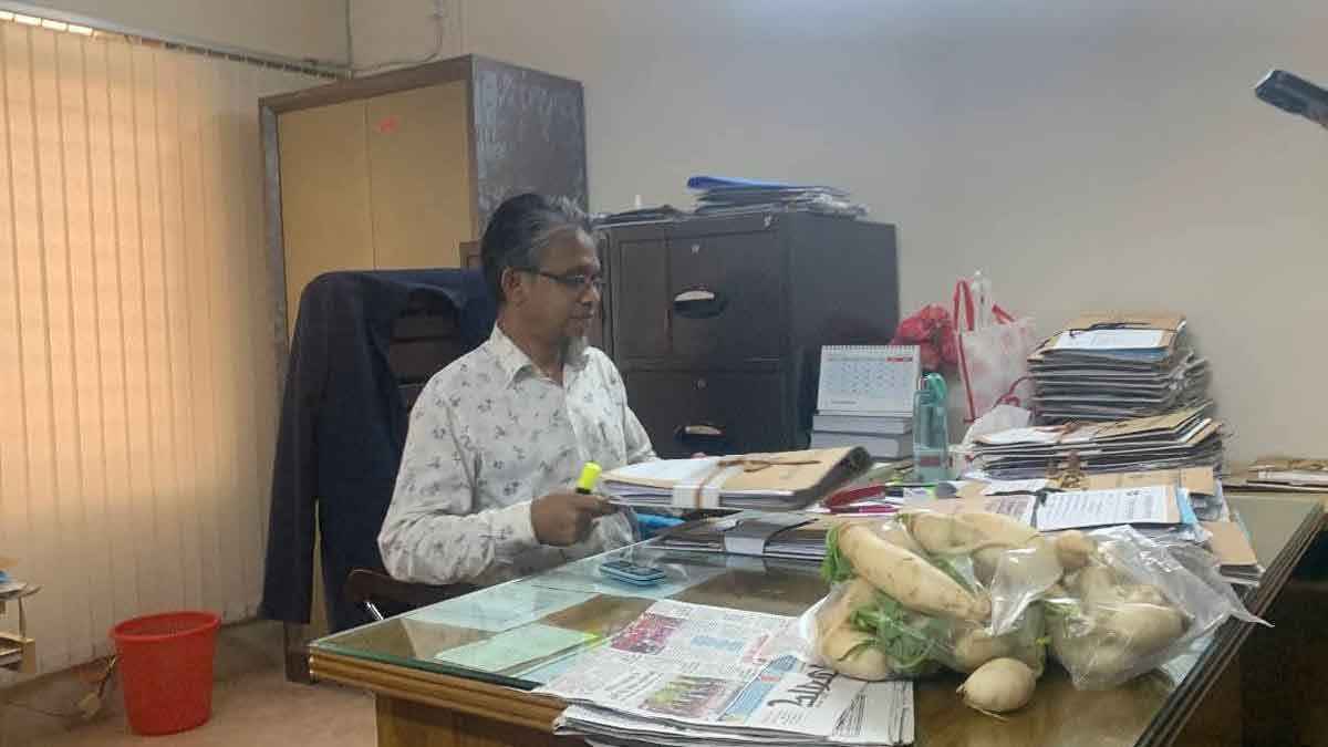 ‘স্থবির’ ববি’র উপাচার্যের দফতরে মুলা দিলেন শিক্ষার্থীরা