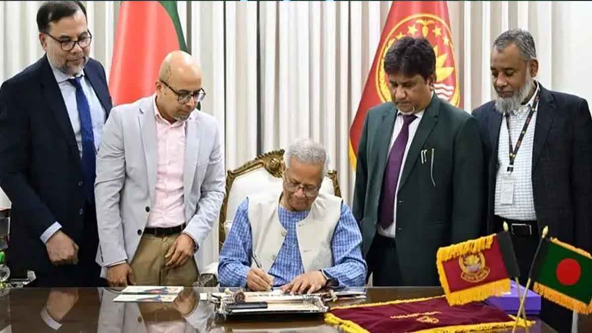 বিজয় দিবস উপলক্ষে স্মারক ডাকটিকিট অবমুক্ত করলেন প্রধান উপদেষ্টা