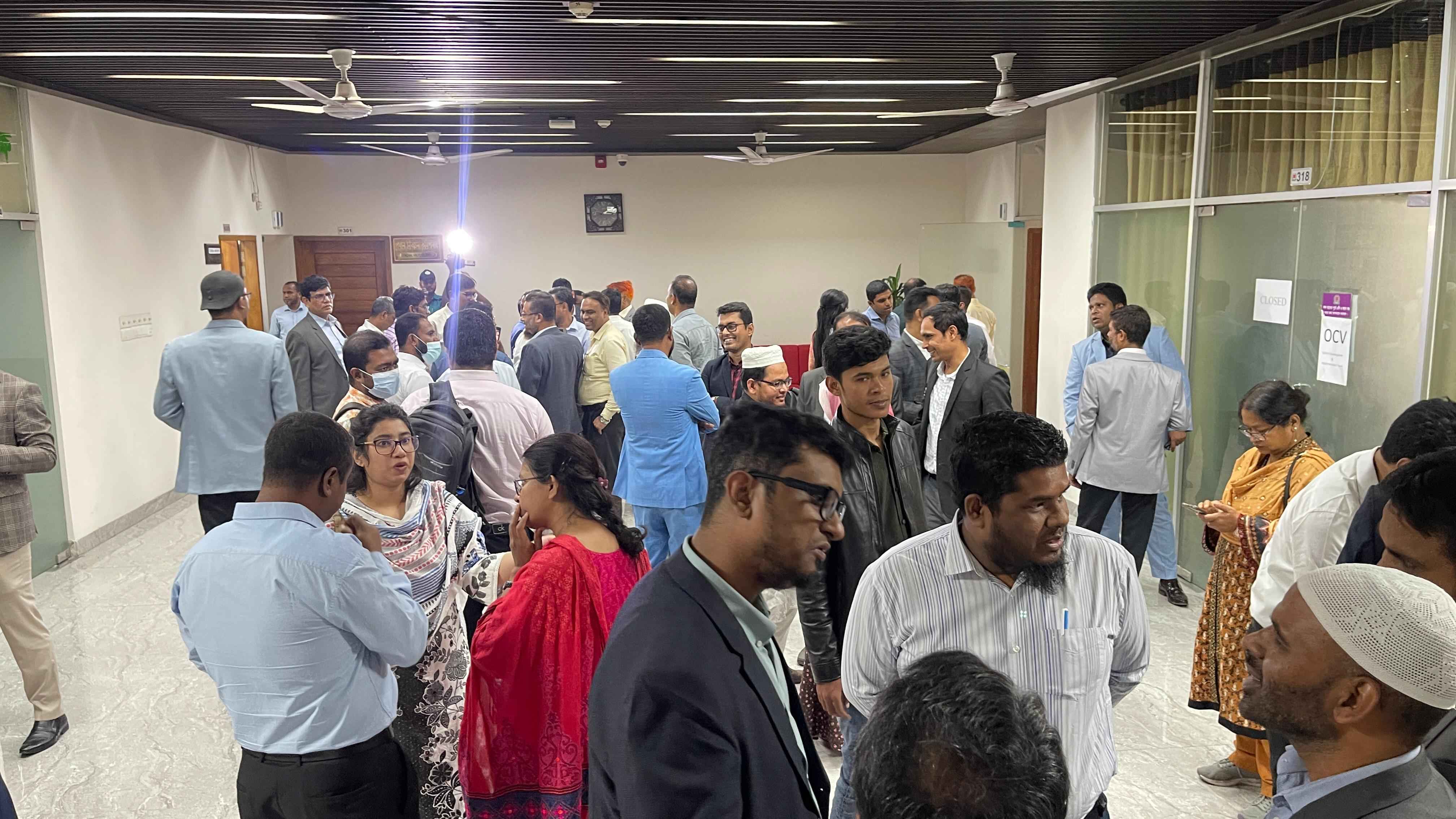 সিইসির দফতরের সামনে থেকে কর্মকর্তাদের কাজে যেতে বললেন ইসি সচিব