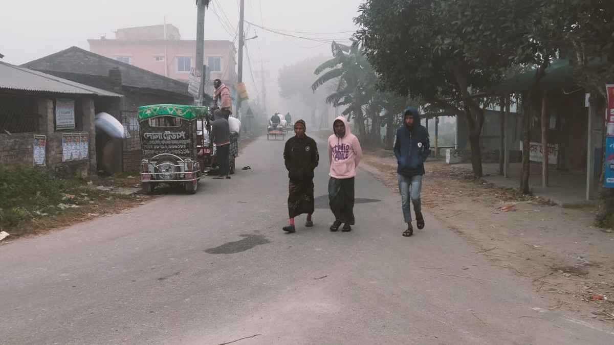 জয়পুরহাটে সপ্তাহ ধরে হাড়কাঁপানো শীত, জনজীবন স্থবির