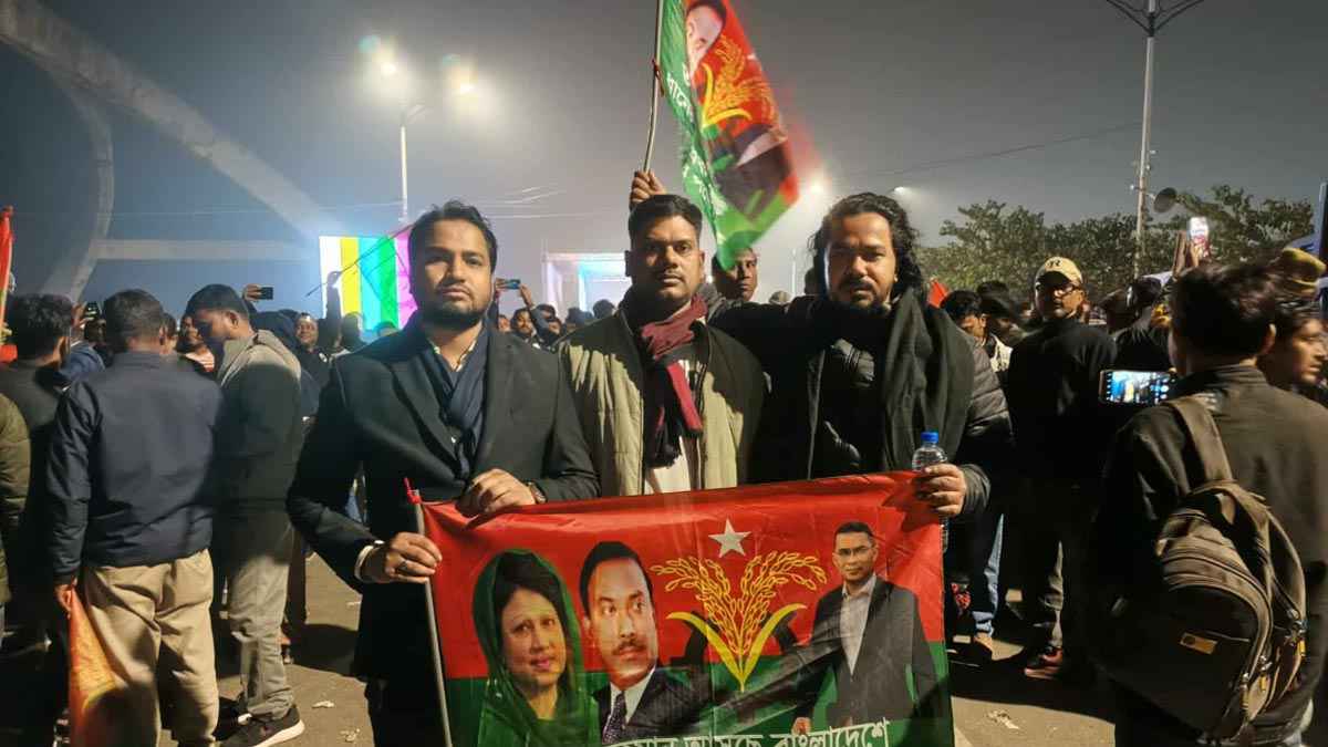 প্রিয় নেতাকে দেখতে দূর-দূরান্ত থেকে এসেছেন তরুণরা