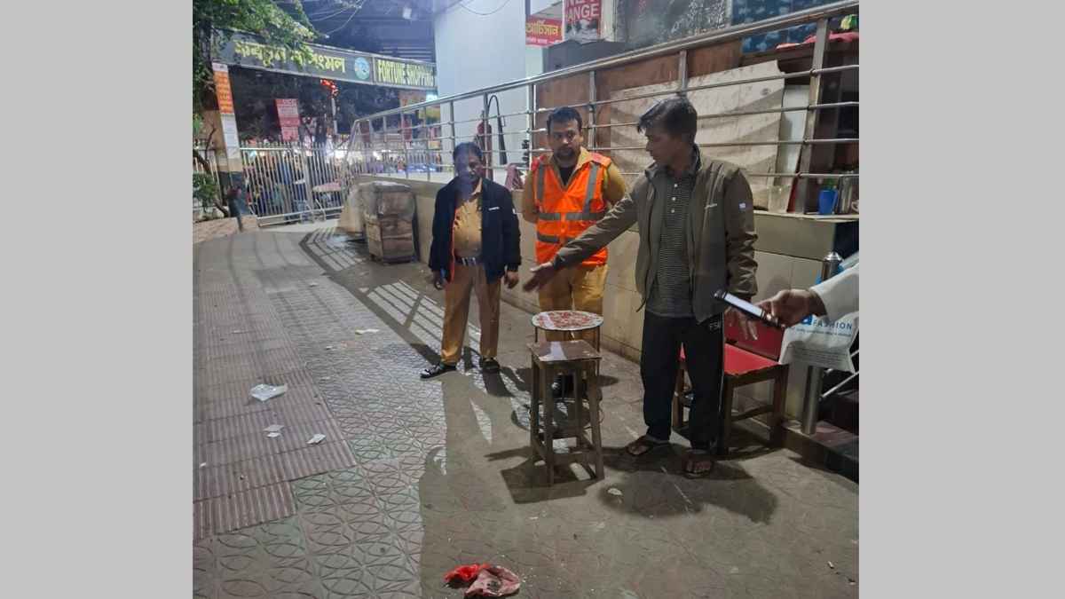 মৌচাকে ককটেল বিস্ফোরণ