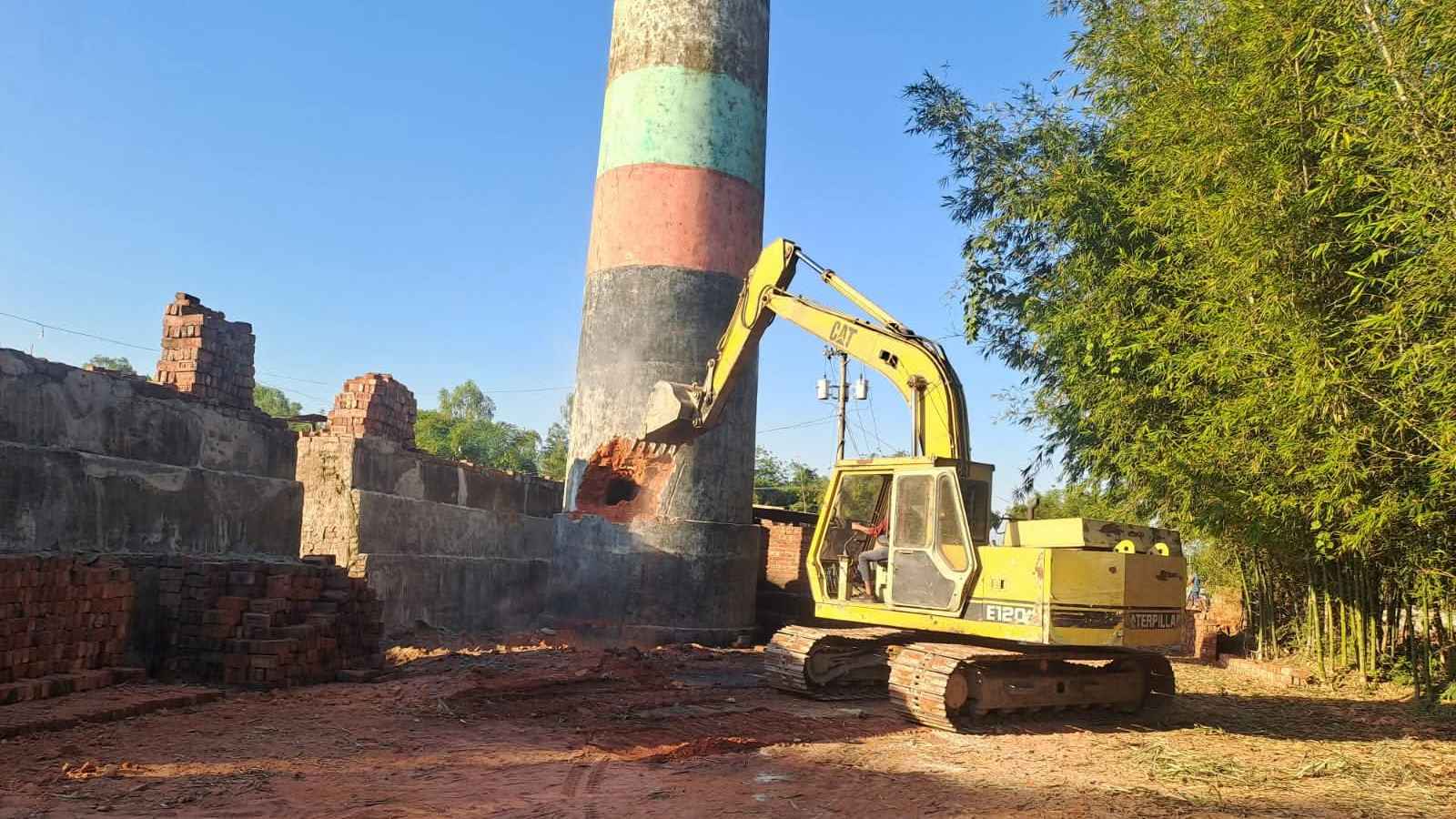 পঞ্চগড়ে অবৈধ দুই ইটভাটার চিমনি ভেঙে দিল প্রশাসন