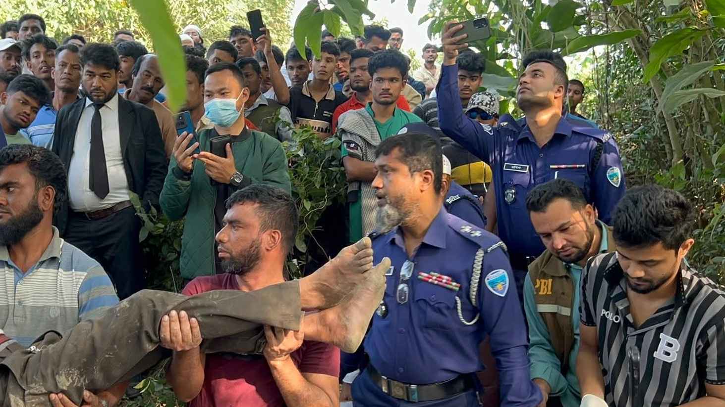 ফেনীতে সেরেস্তাদারের ঝুলন্ত মরদেহ উদ্ধার