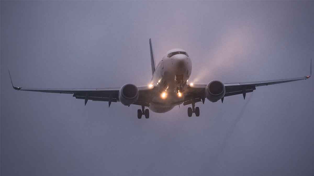 কুয়াশায় ঢাকায় নামতে না পেরে ৫ ফ্লাইট নামল কলকাতায়