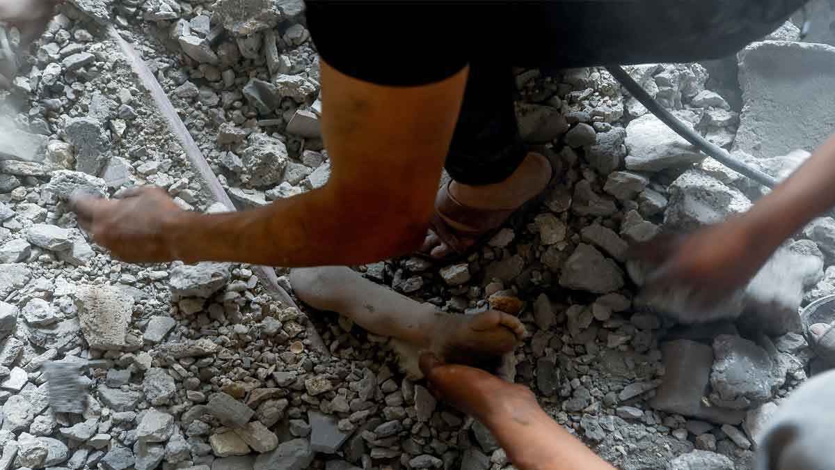 গাজার ধ্বংসস্তূপ থেকে আরও ৯৪ ফিলিস্তিনির মরদেহ উদ্ধার