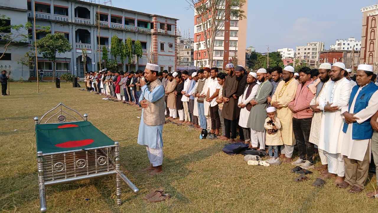 চাঁদপুরে শহীদ হাদির গায়েবানা জানাজায় ছাত্র-জনতার ঢল