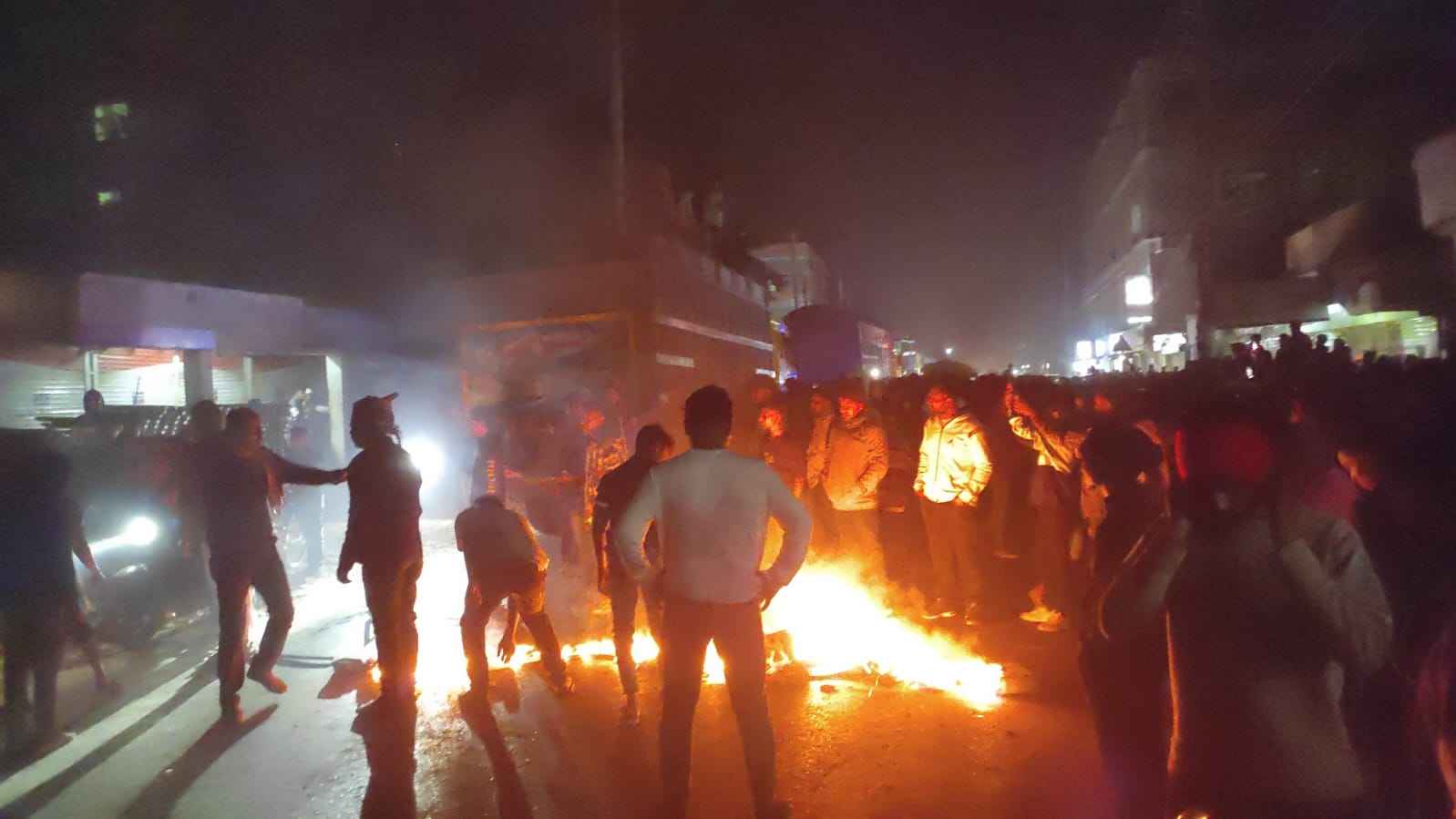 চাপাইনবাবগঞ্জে ট্রাকের ধাক্কায় নিহত ২, ট্রাফিক বক্সে আগুন