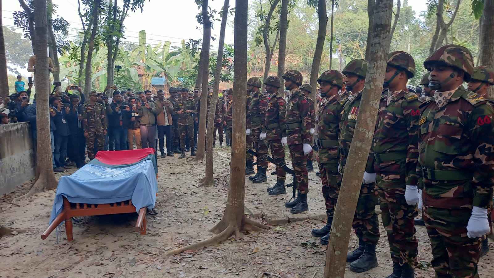 পারিবারিক কবরস্থানে চিরনিদ্রায় শায়িত বীর সৈনিক শামীম রেজা