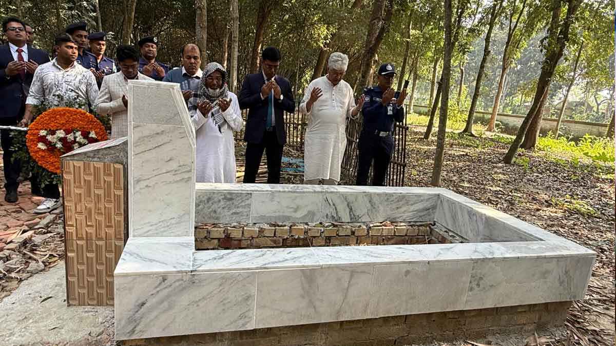 শহীদ শুভ’র কবরে শিল্প উপদেষ্টার শ্রদ্ধাঞ্জলি