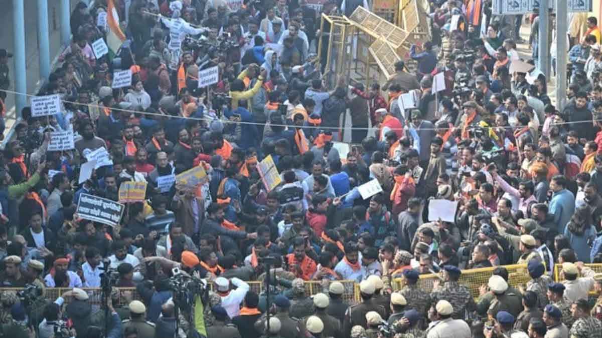 দিল্লিতে বাংলাদেশ হাইকমিশনের সামনে তীব্র উত্তেজনা