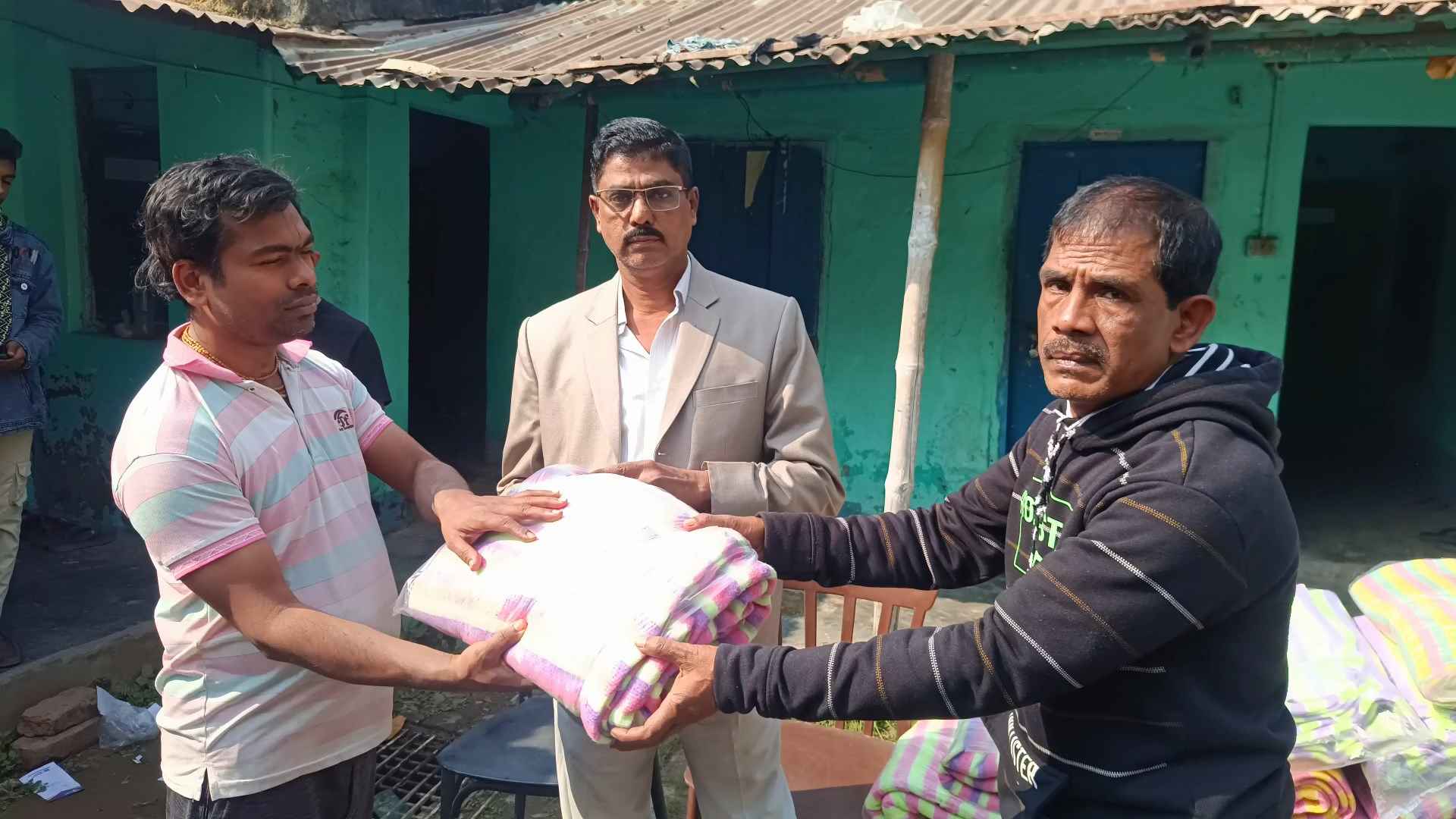 ঝিনাইদহে শতাধিক হোটেল শ্রমিক পেলেন শীতবস্ত্র