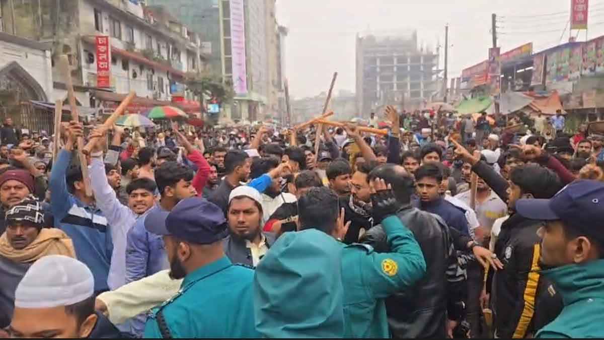 কারওয়ান বাজারে চাঁদাবাজির বিরুদ্ধে ব্যবসায়ীদের মানববন্ধনে হামলা