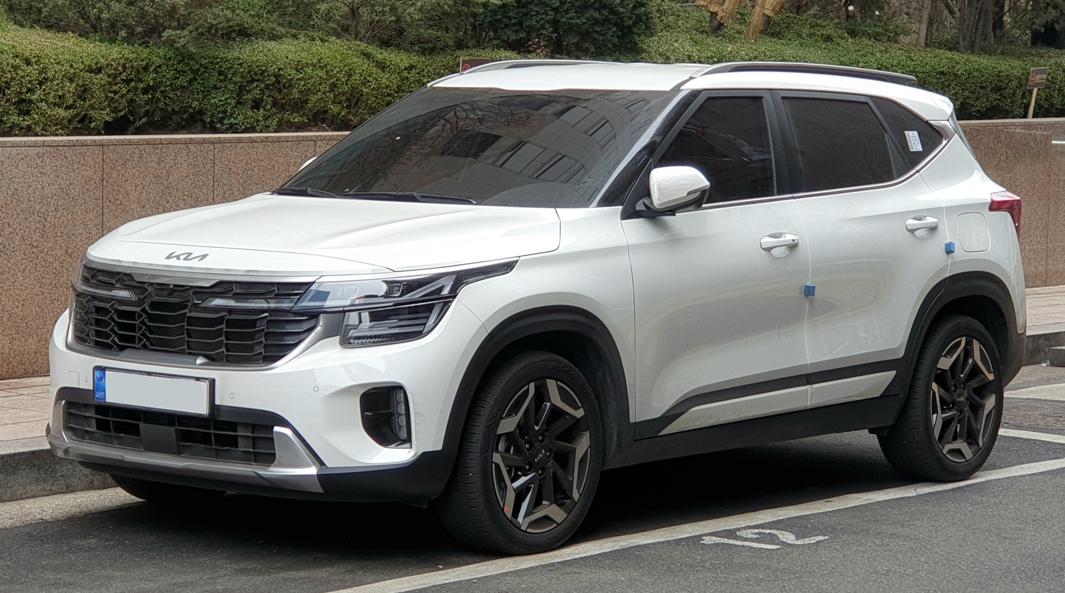 Kia_Seltos_SP2_PE_Snow_White_Pearl_(17)_(cropped)