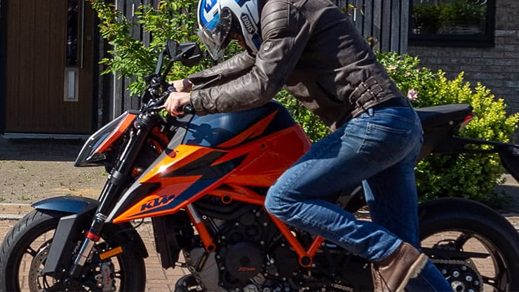 মোটরসাইকেল গিয়ারে রেখে ইঞ্জিন চালু করা কি ঠিক