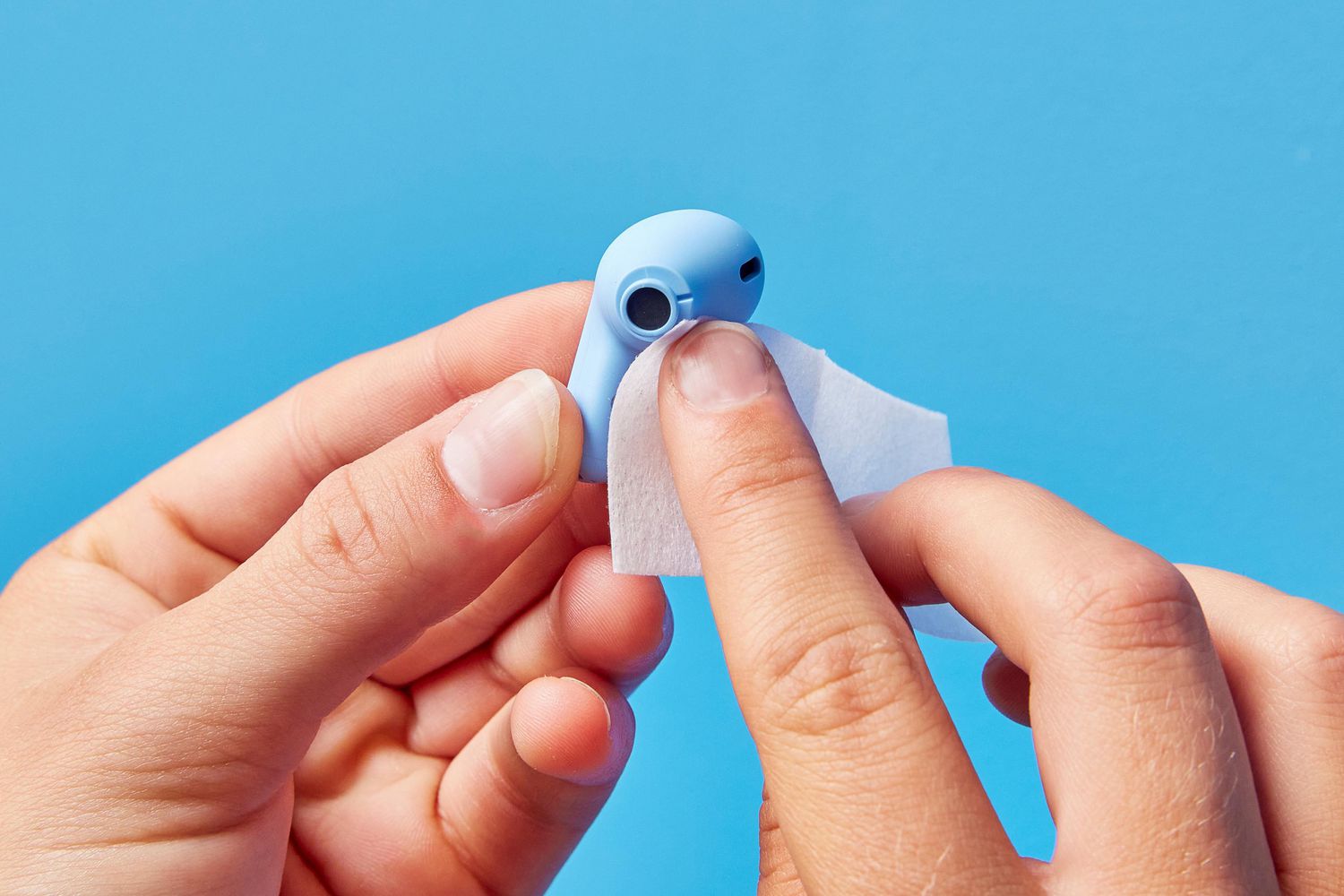 Method2A-disinfect-earbuds-tip-6533b26ac1354eccac95f9f98cef2ac8