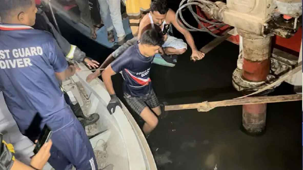 ফেরি থেকে ট্রাকসহ পাঁচ যানবাহন ধলেশ্বরীতে, তিন মরদেহ উদ্ধার