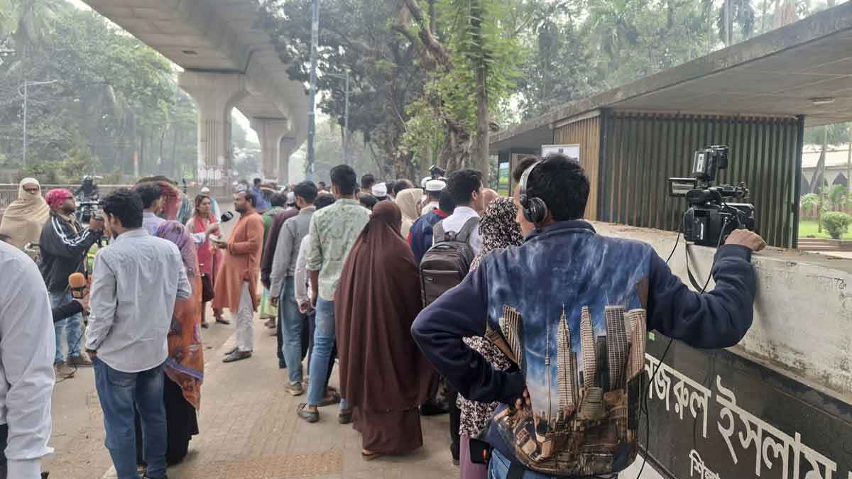 হাদি কবর দেখতে আসছেন ছাত্র-জনতা, করছেন দোয়া
