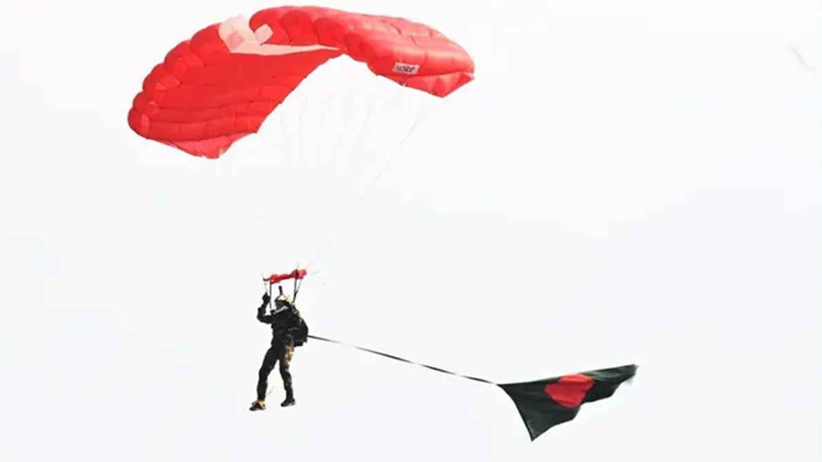 বিজয়ের দিনে পতাকা হাতে ৫৪ বাংলাদেশি প্যারাট্রুপারের বিশ্বরেকর্ড