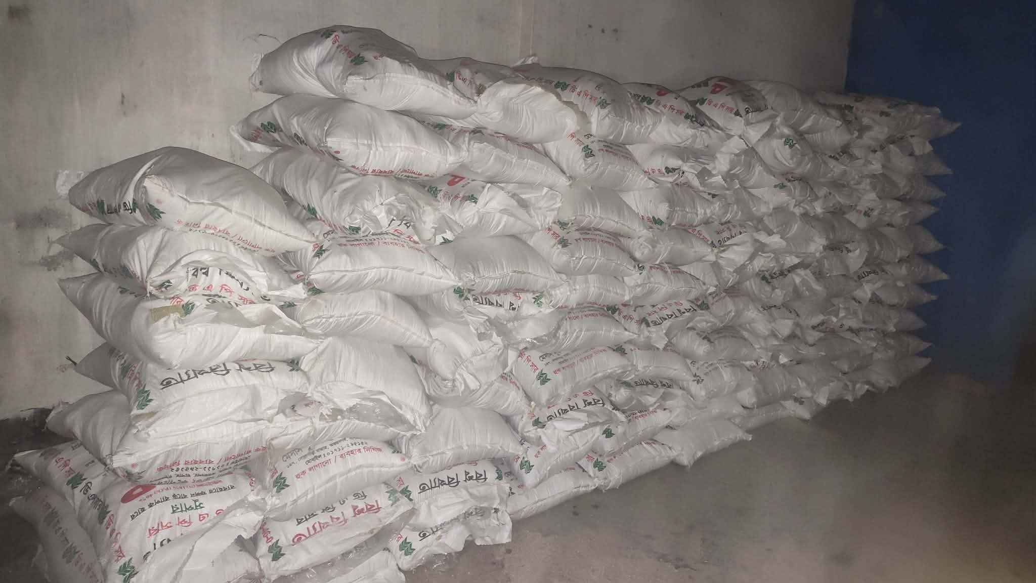 নওগাঁয় বিএনপি নেতার গুদামে অবৈধভাবে মজুত ১৪৯ বস্তা ডিএপি