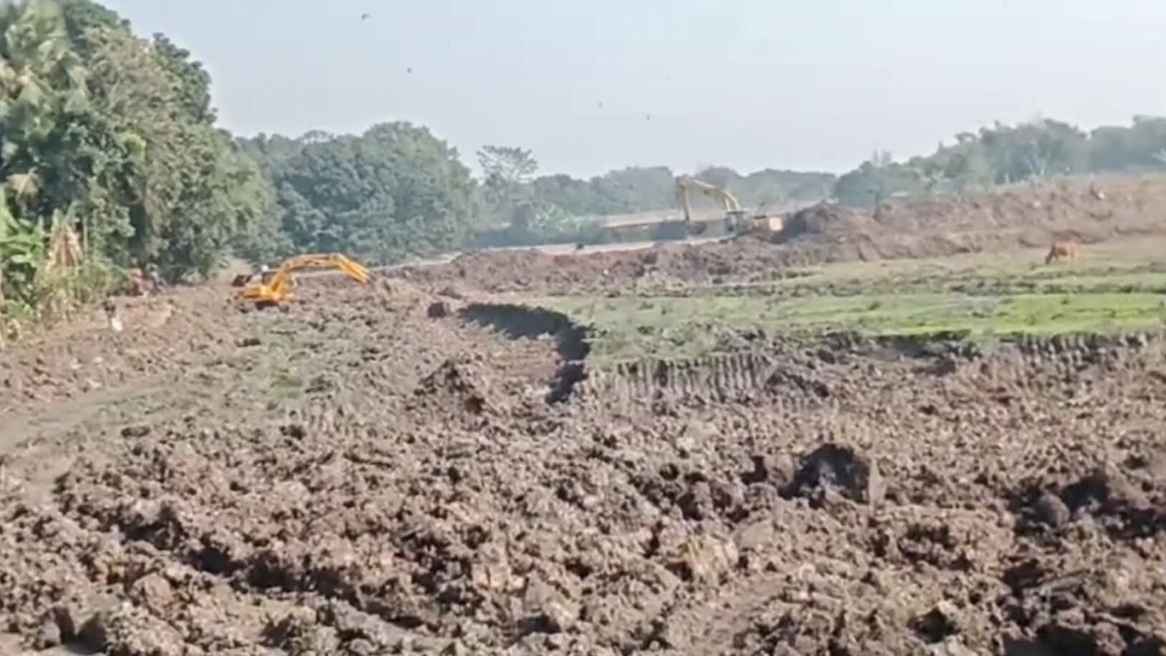 পুকুর খননে বাধা দেওয়ায় কৃষককে ভেকুর নিচে ফেলে হত্যা!