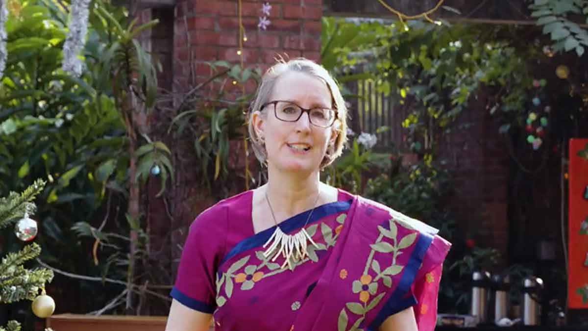 টাঙ্গাইলের ঐতিহ্যবাহী শাড়ি পড়ে সারাহ কুকের বড়দিন উদযাপন