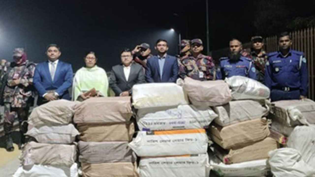 কুমিল্লায় ৮৭ লাখ টাকার ভারতীয় পণ্য ও মাদক আটক