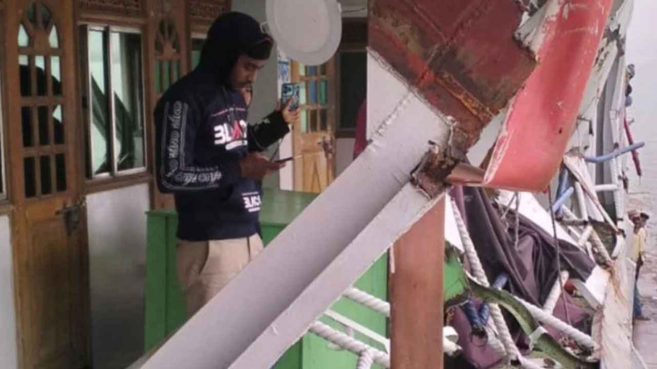 পদ্মায় যাত্রীবাহী লঞ্চ ও মালবাহী জাহাজের সংঘর্ষ, আহত ১০