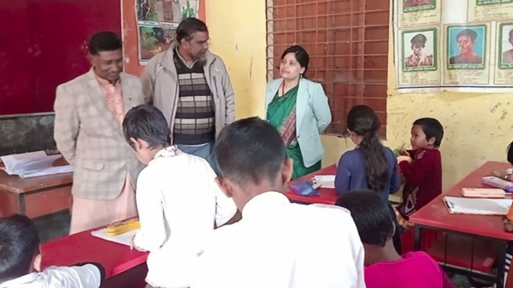 শ্রীবরদীতে শ্রেণিকক্ষের তালা ভেঙে পরীক্ষা শুরু করলেন ইউএনও