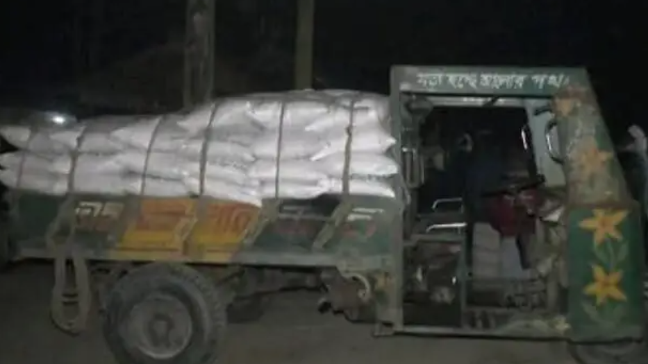 কুড়িগ্রামে গোপনে সরিয়ে নেওয়ার সময় ৪ টন সার জব্দ