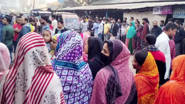গাজীপুরে পোশাক কারখানা বন্ধ ঘোষণায় শ্রমিকদের বিক্ষোভ