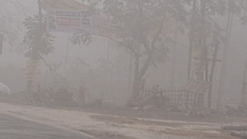 ফুলবাড়ীতে তীব্র শীতে কাঁপছে নিম্ন আয়ের মানুষ, তাপমাত্রা ১১ ডিগ্রির ঘরে