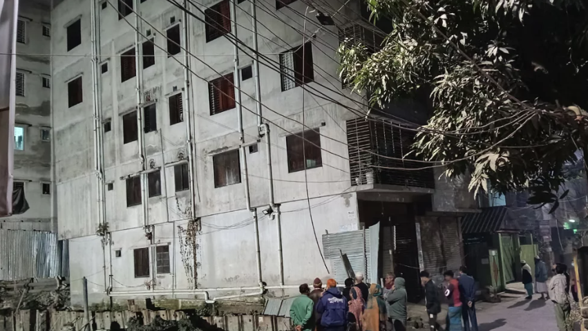 ময়মনসিংহে হেলে পড়েছে ৫ তলা ভবন