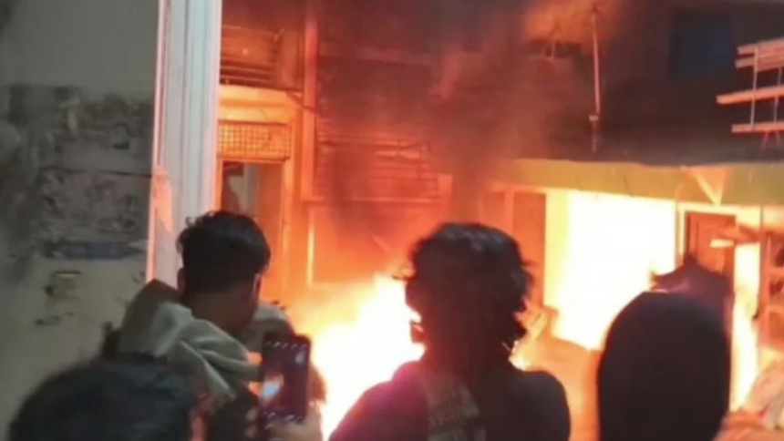 হাদির মৃত্যুর প্রতিবাদে নওফেলের বাড়িতে অগ্নিসংযোগ