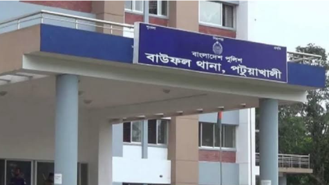 বাউফলে চায়ের দোকান থেকে অস্ত্র উদ্ধার, আটক ৩